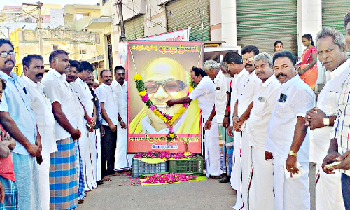 தி.மு.க.வினர் மலர் அஞ்சலி