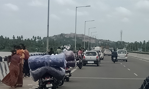 பரமத்தி வேலூர் காவிரி ஆற்றில் வெள்ளத்தை செல்பி எடுக்க திரளும் பொதுமக்கள்