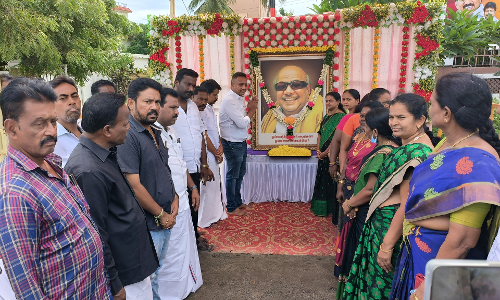 கருணாநிதி உருவ படத்திற்கு மாலை அணிவிப்பு