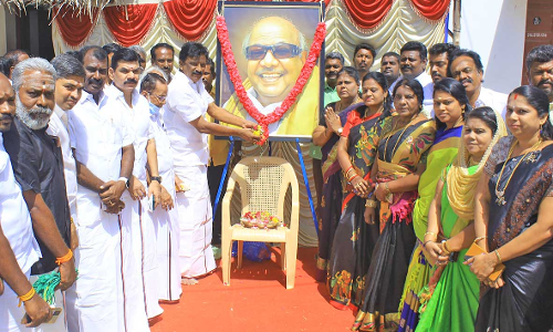 4-ம் ஆண்டு நினைவு தினத்தை முன்னிட்டு நெல்லை மாவட்ட தி.மு.க. சார்பில் கருணாநிதி படத்திற்கு மாலை அணிவிப்பு