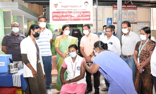 வேலூரில் கொரோனா தடுப்பூசி சிறப்பு முகாம்