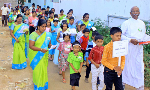 பாலர் ஞாயிறு பண்டிகையையொட்டி நெல்லை தேவாலயங்களில்  குழந்தைகளின் சிறப்பு பவனி