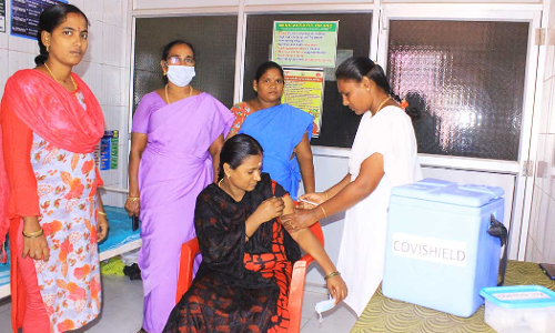 நெல்லை மாவட்டத்தில் பூஸ்டர் தடுப்பூசி செலுத்திக்கொள்ள  ஆர்வம் காட்டாத பொதுமக்கள் - சிறப்பு முகாம்களில் கூட்டம் இல்லை