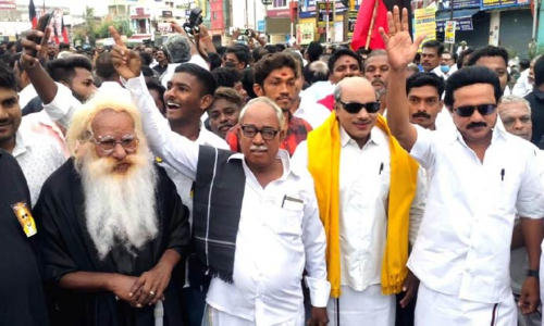 காஞ்சிபுரத்தில் அண்ணா, கருணாநிதி, பெரியார் வேடமணிந்து தி.மு.க.வினர் அமைதி பேரணி