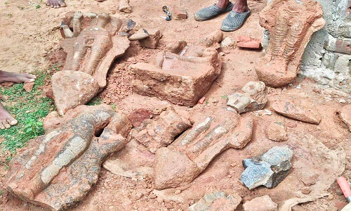 கழிவறை கட்ட தோண்டிய குழியில் கற்சிலைகள் கண்டெடுப்பு