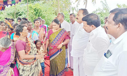 வெள்ளப்பெருக்கால் பாதிக்கப்பட்ட மக்களுக்கு அ.தி.மு.க மாவட்ட செயலாளர் நேரில் ஆறுதல்