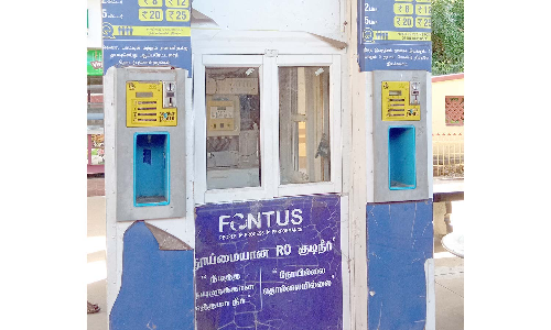 தஞ்சை ரெயில் நிலையத்தில் காட்சி பொருளாக மாறிய ரூ.1 குடிநீர் திட்ட எந்திரம்
