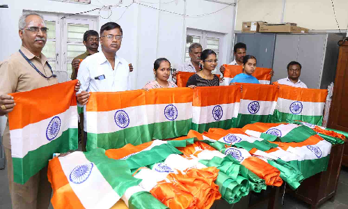 தபால் அலுவலகங்களில் தேசிய கொடிகள் விற்பனை