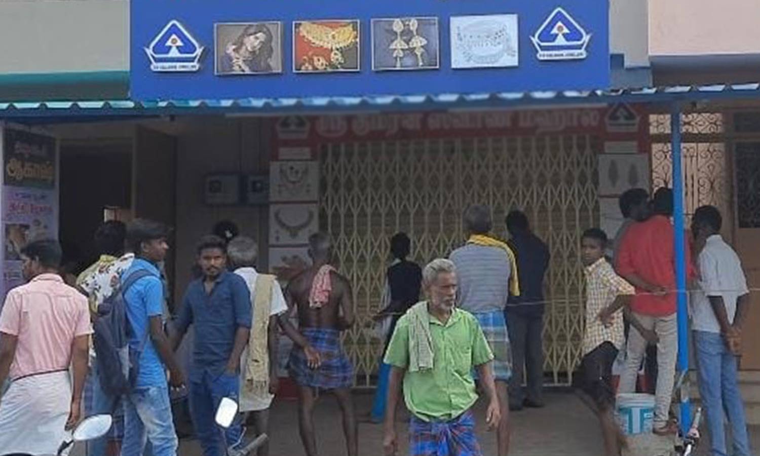 கள்ளக்குறிச்சி அருகே நகைக்கடையை உடைத்து 281 பவுன் நகைகள் கொள்ளை- மர்ம கும்பல் கைவரிசை