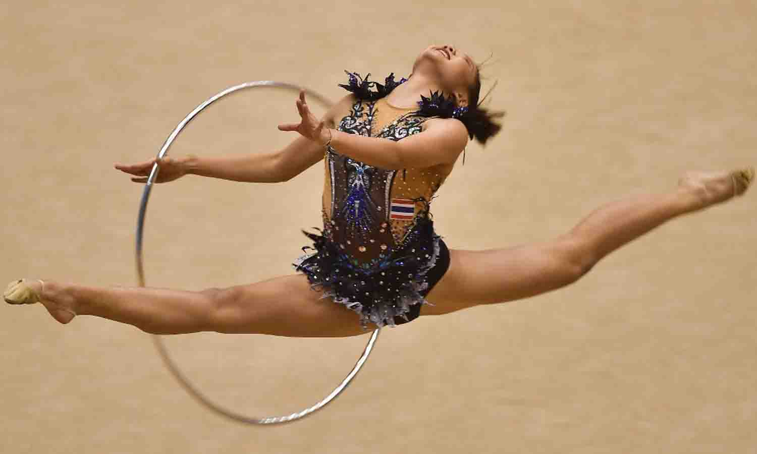 வளையம் சுழற்றியதில் சிறுமி சாதனை வளையம் சுழற்றியதில் சிறுமி சாதனை