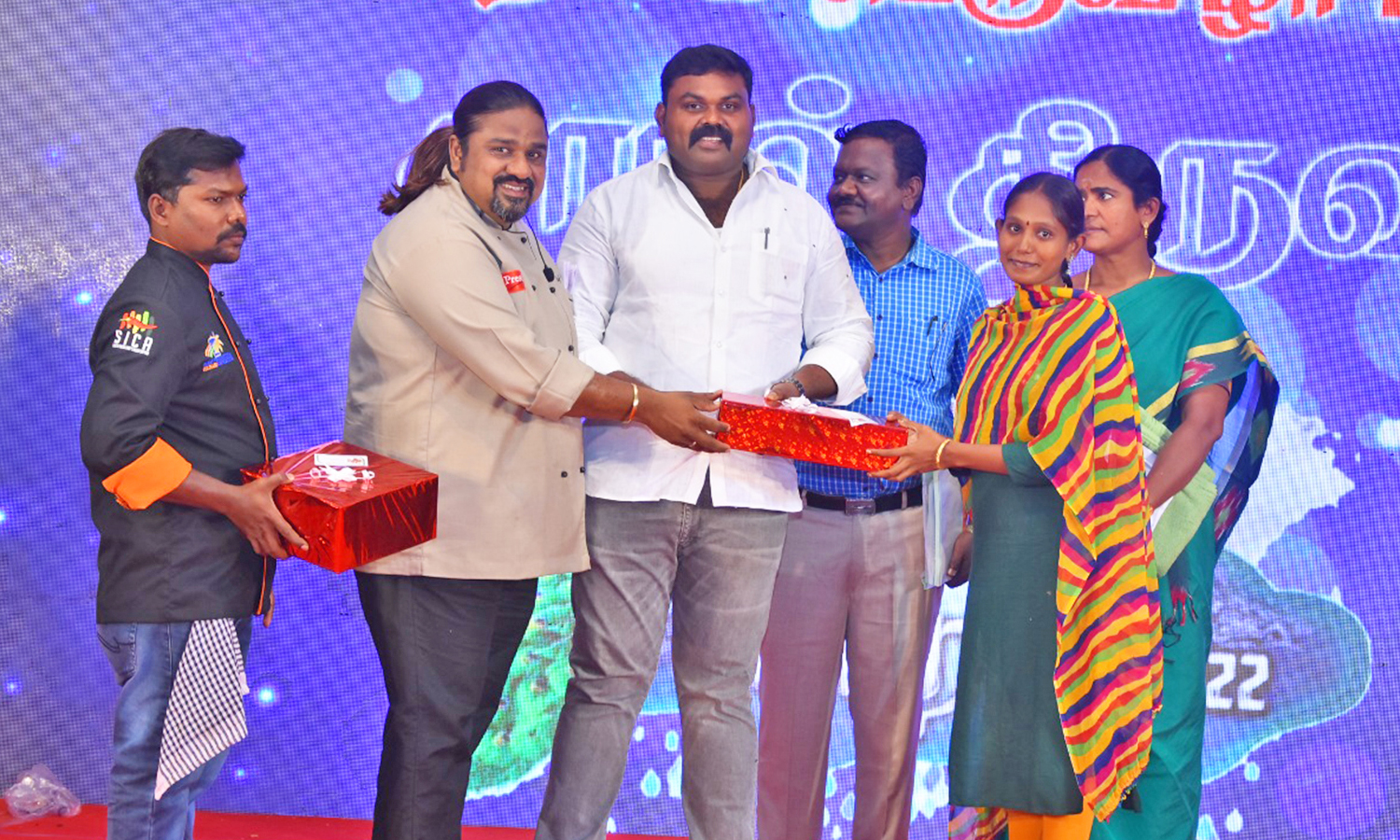 குற்றாலம் சாரல் திருவிழா போட்டிகளில் வெற்றி பெற்றவர்களுக்கு பரிசு குற்றாலம் சாரல் திருவிழா போட்டிகளில் வெற்றி பெற்றவர்களுக்கு பரிசு