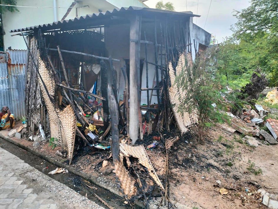 விளாத்திகுளத்தில் மூதாட்டியின் குடிசையில் திடீர் தீ விளாத்திகுளத்தில் மூதாட்டியின் குடிசையில் திடீர் தீ