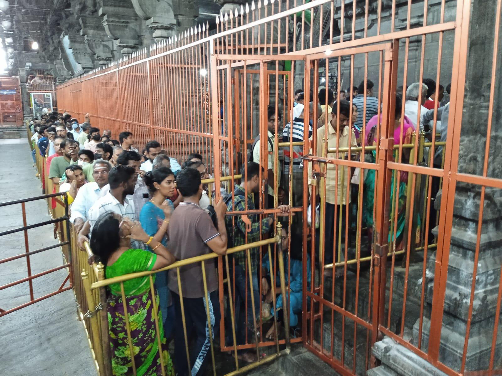 அருணாசலேஸ்வரர் கோவிலில் பக்தர்கள் கூட்டம் அலைமோதியது அருணாசலேஸ்வரர் கோவிலில் பக்தர்கள் கூட்டம் அலைமோதியது