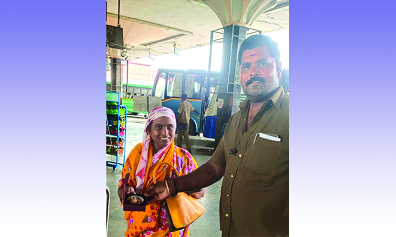 பஸ்சில் பெண் தவறவிட்ட பணம், நகையை ஒப்படைத்த டிரைவர்