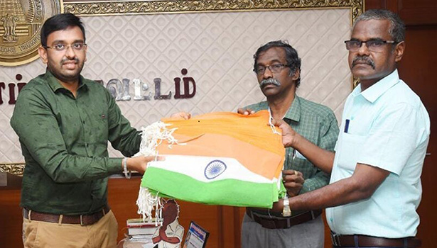 ஒவ்வொருவரும் தங்கள் வீடுகளில் தேசியக்கொடி ஏற்ற வேண்டும் ஒவ்வொருவரும் தங்கள் வீடுகளில் தேசியக்கொடி ஏற்ற வேண்டும்