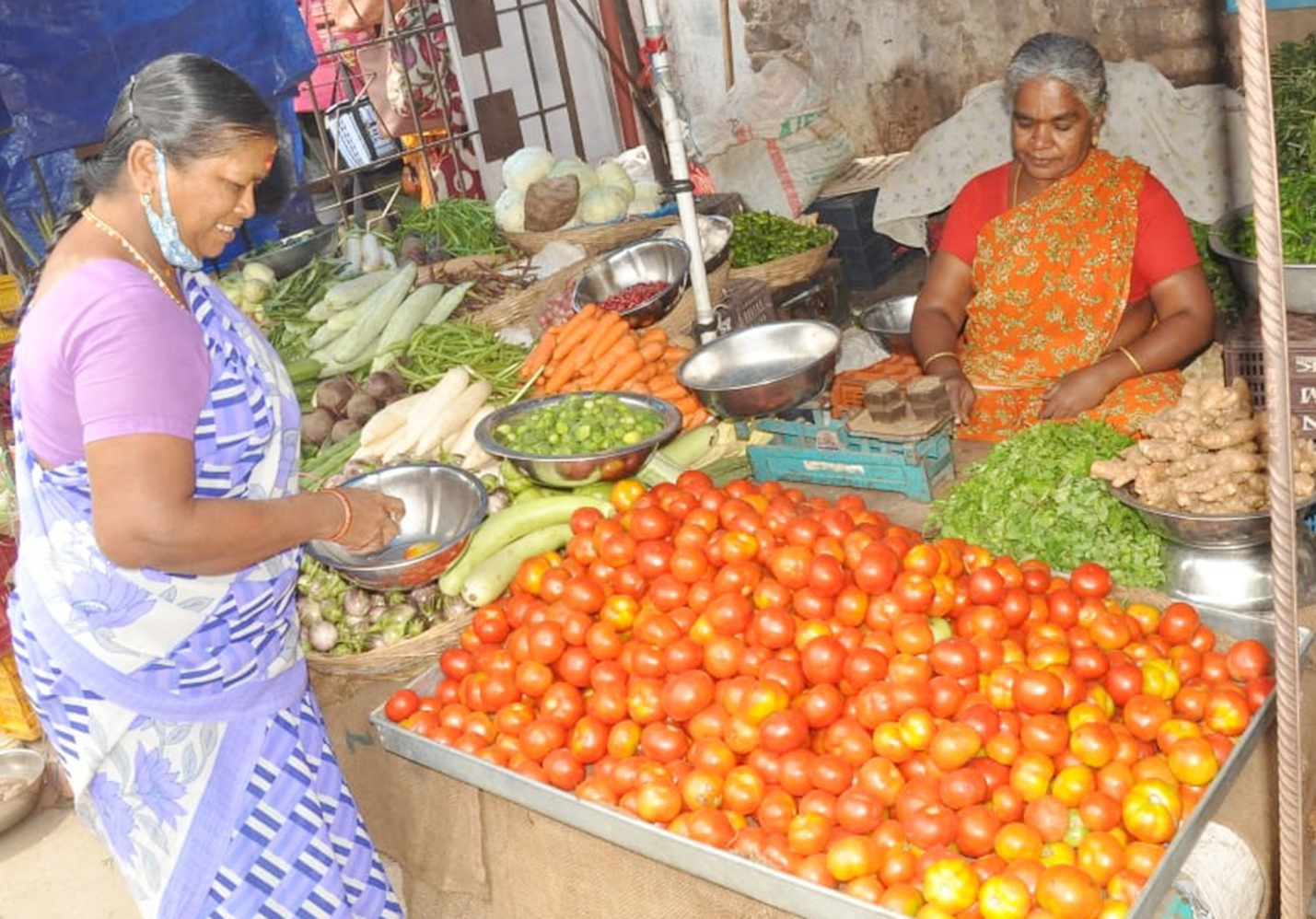 10 ரூபாய்க்கு விற்பனையாகும் தக்காளி 10 ரூபாய்க்கு விற்பனையாகும் தக்காளி