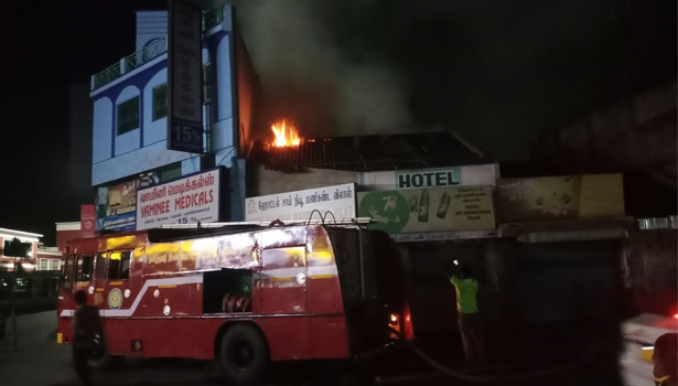 சேலம் ரெயில் நிலையம் அருகே ஓட்டலில் திடீர் தீ விபத்து