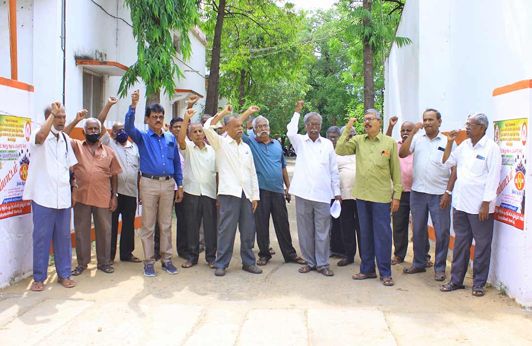 பழைய பென்ஷன் திட்டத்தை அமல்படுத்த கோரி தபால் ஓய்வூதியர்கள் ஆர்ப்பாட்டம்