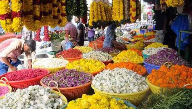 ஆடித்திருவிழாவையொட்டி சேலத்தில் பூக்கள் விற்பனை அதிகரிப்பு