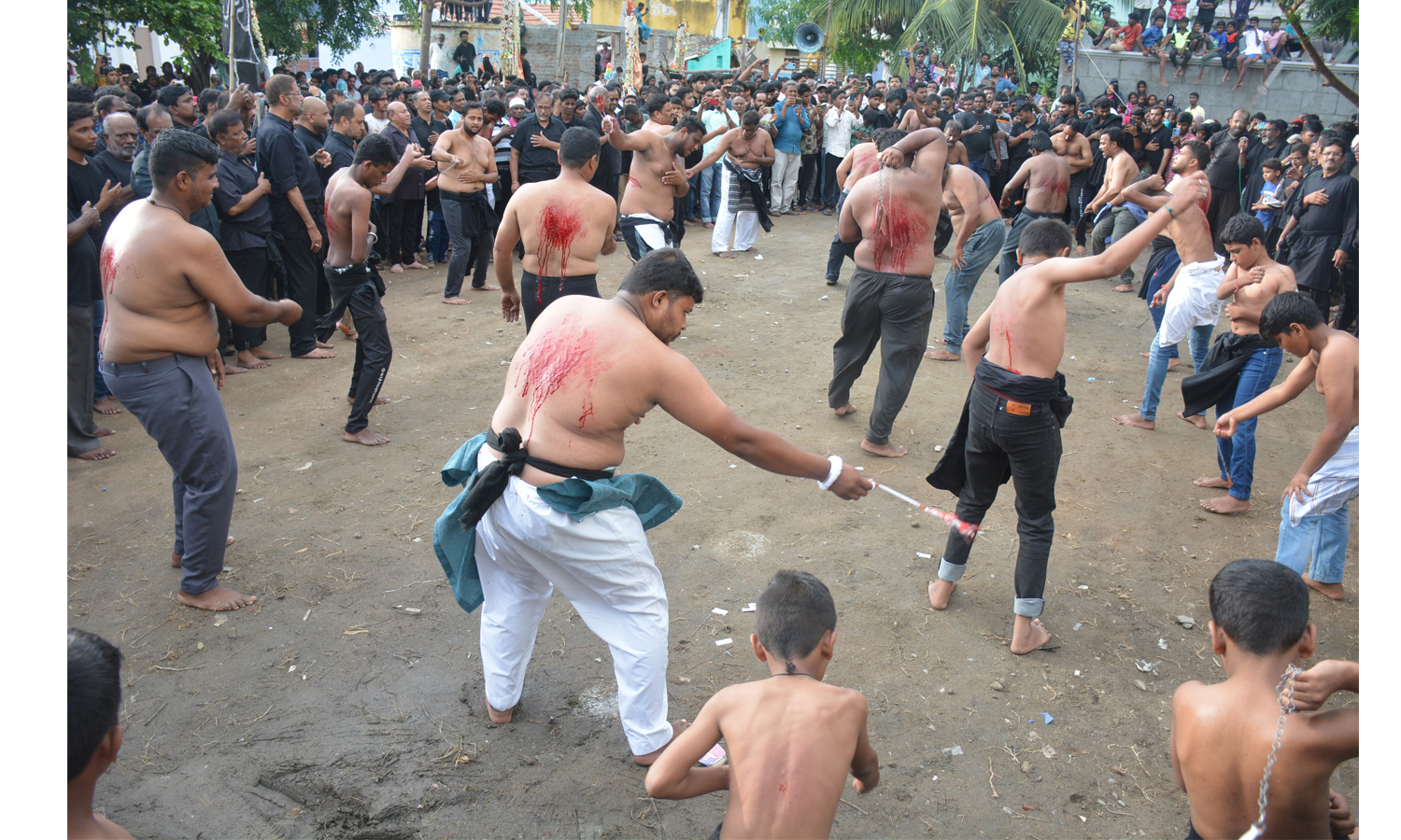 முகரம் பண்டிகையையொட்டி  இசுலாமியர்கள் கத்தி போடும் நிகழ்ச்சி