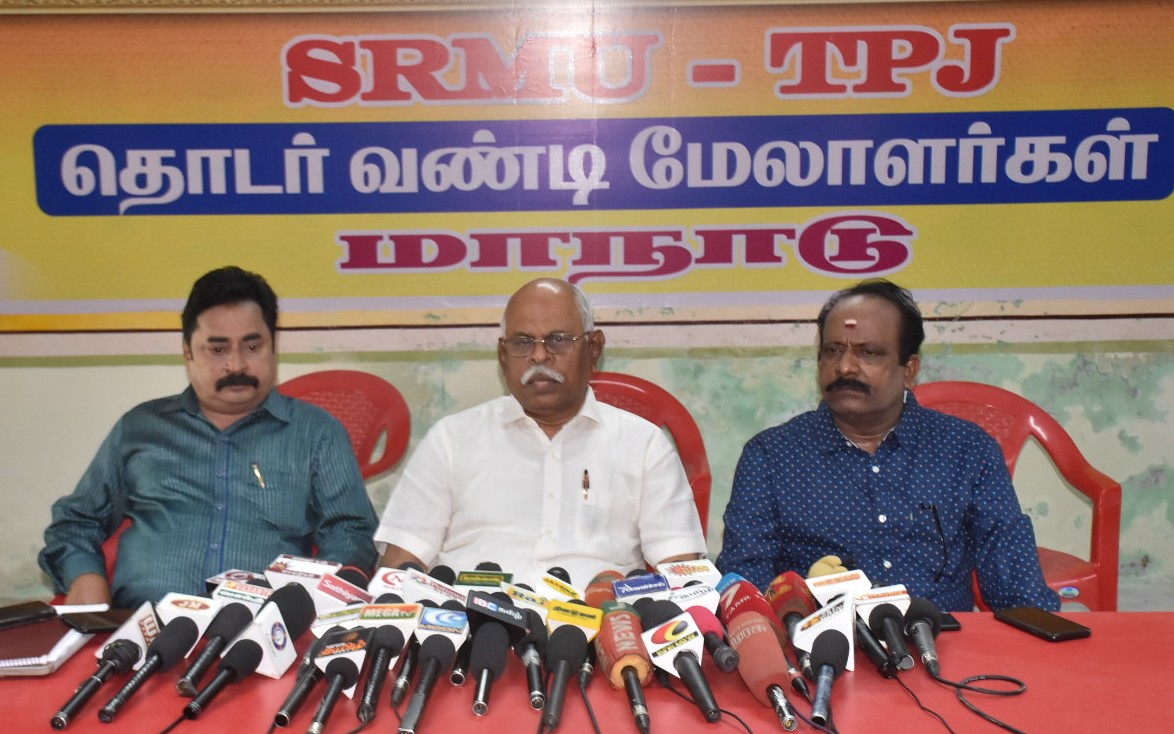 விமான நிலையங்களை போல் ரெயிலையும் தனியார் மயமாக்க முயற்சி - மாநில தலைவர் ராஜா ஸ்ரீதர் பேட்டி விமான நிலையங்களை போல் ரெயிலையும் தனியார் மயமாக்க முயற்சி - மாநில தலைவர் ராஜா ஸ்ரீதர் பேட்டி