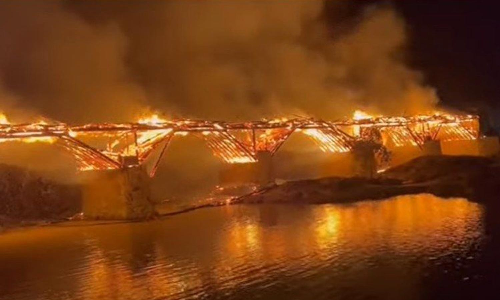 சீனாவில் 900 ஆண்டுகள் பழமையான மரப்பாலம் எரிந்து சேதம்