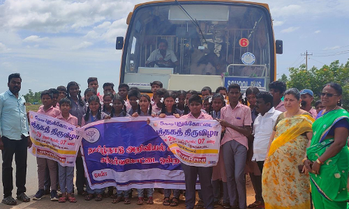 புத்தகதிருவிழாவை காண செல்லும் மாணவர்கள்