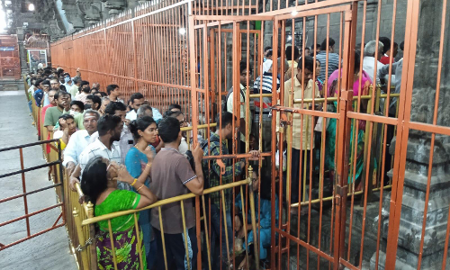 அருணாசலேஸ்வரர் கோவிலில் பக்தர்கள் கூட்டம் அலைமோதியது