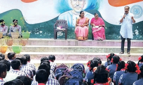 அன்னுசாமி பள்ளியில்   சுதந்திர தினவிழா தொடக்கம்