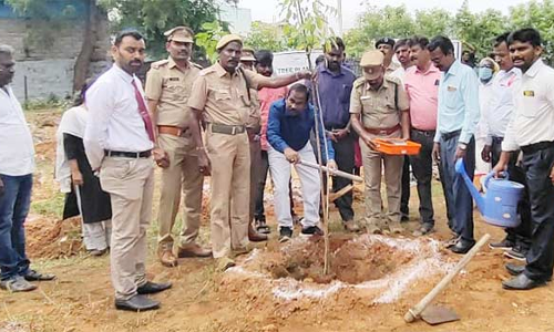 திண்டுக்கல் ரெயில் நிலையத்தில் மரக்கன்றுகள் நடும் விழா