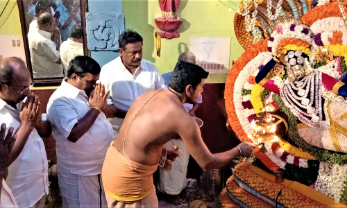 சுகாம்பிகை அம்மன் கோவிலில் சாமி வீதி உலா -  சிவா எம்.எல்.ஏ. தொடங்கி வைத்தார்