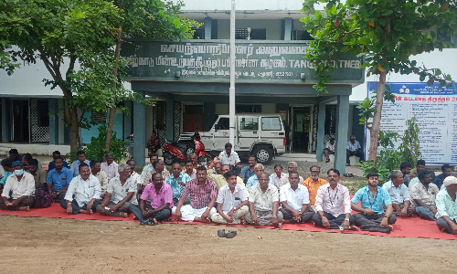 மின் வாரிய அலுவலகம் முன்பு ஊழியர்கள் தர்ணா