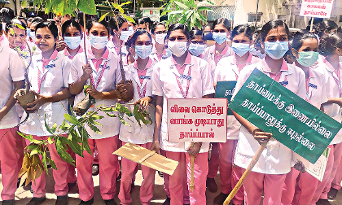 நர்சிங் மாணவிகள் விழிப்புணா்வு பேரணி