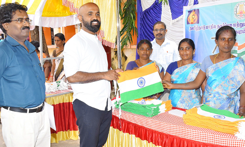 சுய உதவிக் குழுக்கள் மூலம் குறைந்த விலையில் தேசியக்கொடிகளை தயார் செய்ய முடிவு