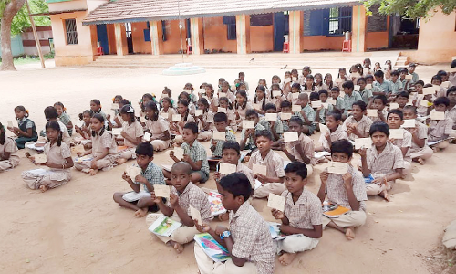 வீடுகள்தோறும் தேசிய கொடி ஏற்ற பெற்றோர்களுக்கு கடிதம் எழுதிய மாணவர்கள்