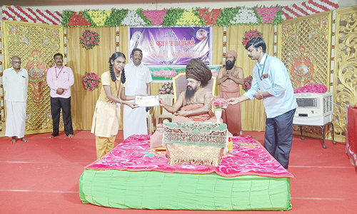 யோகாசன போட்டியில் முதலிடம் பிடித்த மாணவர்களுக்கு பரிசு