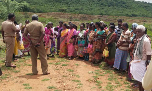 அரசு புறம்போக்கு நிலத்தில் குடியேற வந்த மக்களால் பரபரப்பு