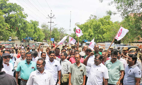 நெல்லையில்  சாலை மறியலில் ஈடுபட்ட  மூட்டா அமைப்பினர் கைது