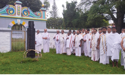 பாரம்பரிய உடையில் போராட்டத்தில் ஈடுபட்ட பழங்குடியின மக்கள்