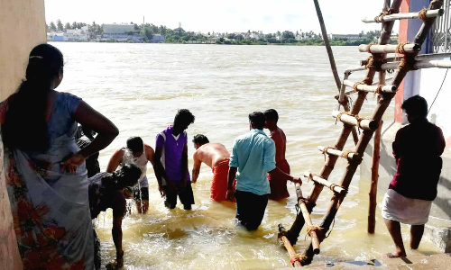 ஆபத்தை உணராமல் காவிரி ஆற்றில் குளிக்கும் பொதுமக்கள்