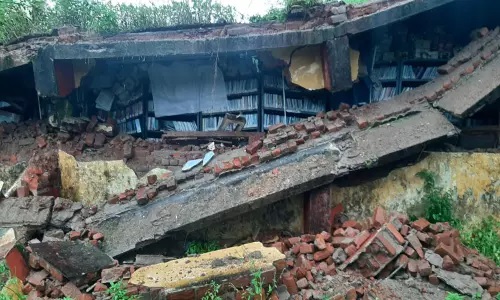 நூலக கட்டிடம் இடிந்து விழுந்தது