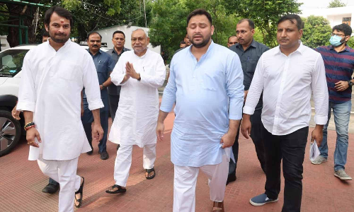 பீகாரில் மகாகட்பந்தன் கூட்டணி - ஆட்சி அமைக்க உரிமை கோரினார் நிதிஷ்குமார்