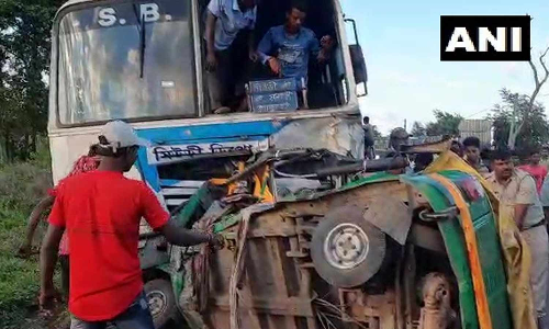 ஆட்டோவும் பேருந்தும் நேருக்கு நேர் மோதிய விபத்தில் 9 பேர் பலி