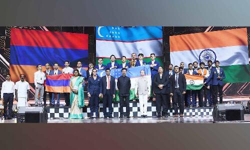ஓபன் பிரிவில் தங்கம் வென்ற உஸ்பெகிஸ்தான் அணிக்கு செஸ் ஒலிம்பியாட் கோப்பை