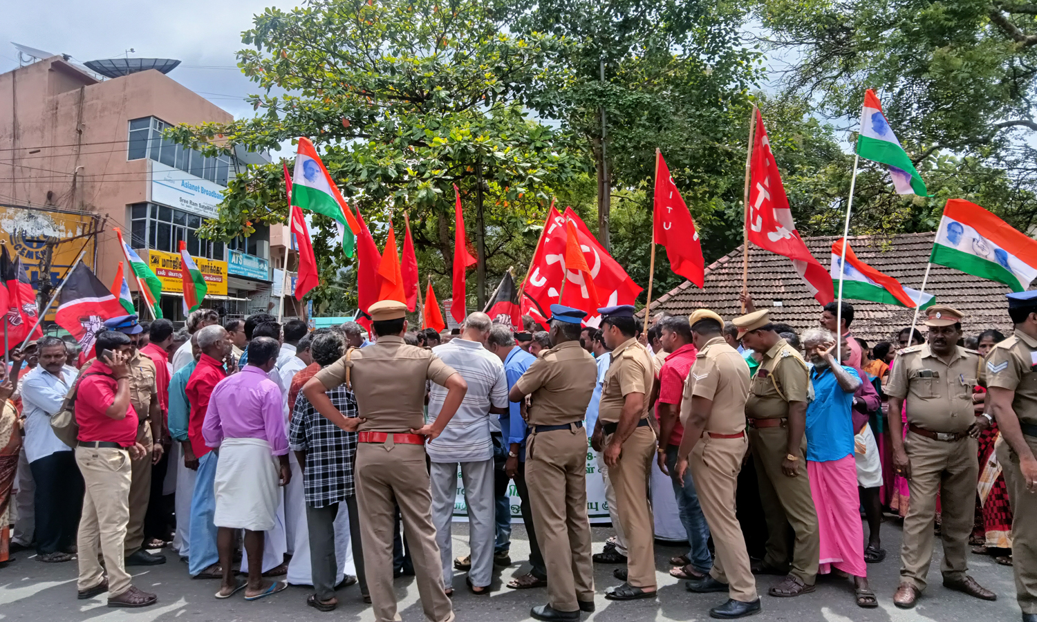 தக்கலையில் தொழிற்சங்கத்தினர் மறியல்; 300 பேர் கைது தக்கலையில் தொழிற்சங்கத்தினர் மறியல்; 300 பேர் கைது