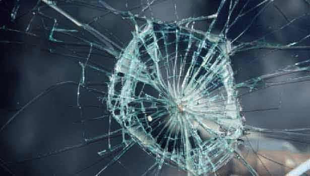 தூத்துக்குடியில் இன்ஸ்பெக்டரின் வாகன கண்ணாடிகள் கல்வீசி உடைப்பு தூத்துக்குடியில் இன்ஸ்பெக்டரின் வாகன கண்ணாடிகள் கல்வீசி உடைப்பு