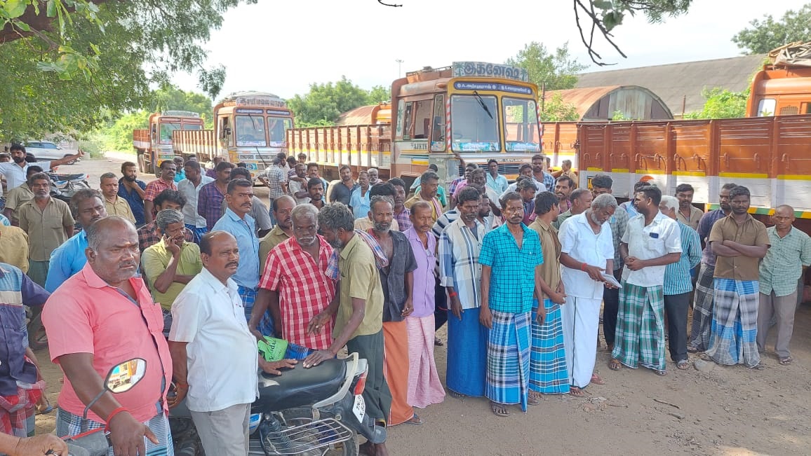 திருச்சி குட்ஷெட்டில் லாரி உரிமையாளர்கள் வேலை நிறுத்த போராட்டம் - வாகனங்களில் உதிரிபாகங்கள் திருட்டை கண்டித்து நடந்தது திருச்சி குட்ஷெட்டில் லாரி உரிமையாளர்கள் வேலை நிறுத்த போராட்டம் - வாகனங்களில் உதிரிபாகங்கள் திருட்டை கண்டித்து நடந்தது
