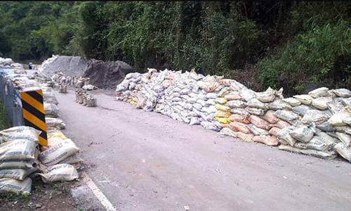 கொடைக்கானல்-அடுக்கம் சேதமடைந்த சாலை சீரமைக்கும் பணிகள் தீவிரம்