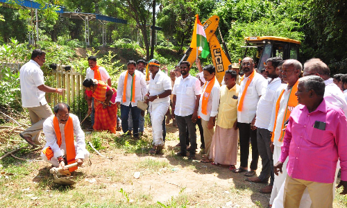 ரெயில் நிலையத்தை தூய்மைப்படுத்தும் பணி-  அமைச்சர் சாய்.ஜெ.சரவணன்குமார் பங்கேற்பு