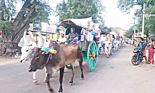 ஆடி தேரோட்டத்தில் பங்கேற்க பழமை மாறாமல் மாட்டு வண்டிகளில் பயணம் செய்த கிராம மக்கள்